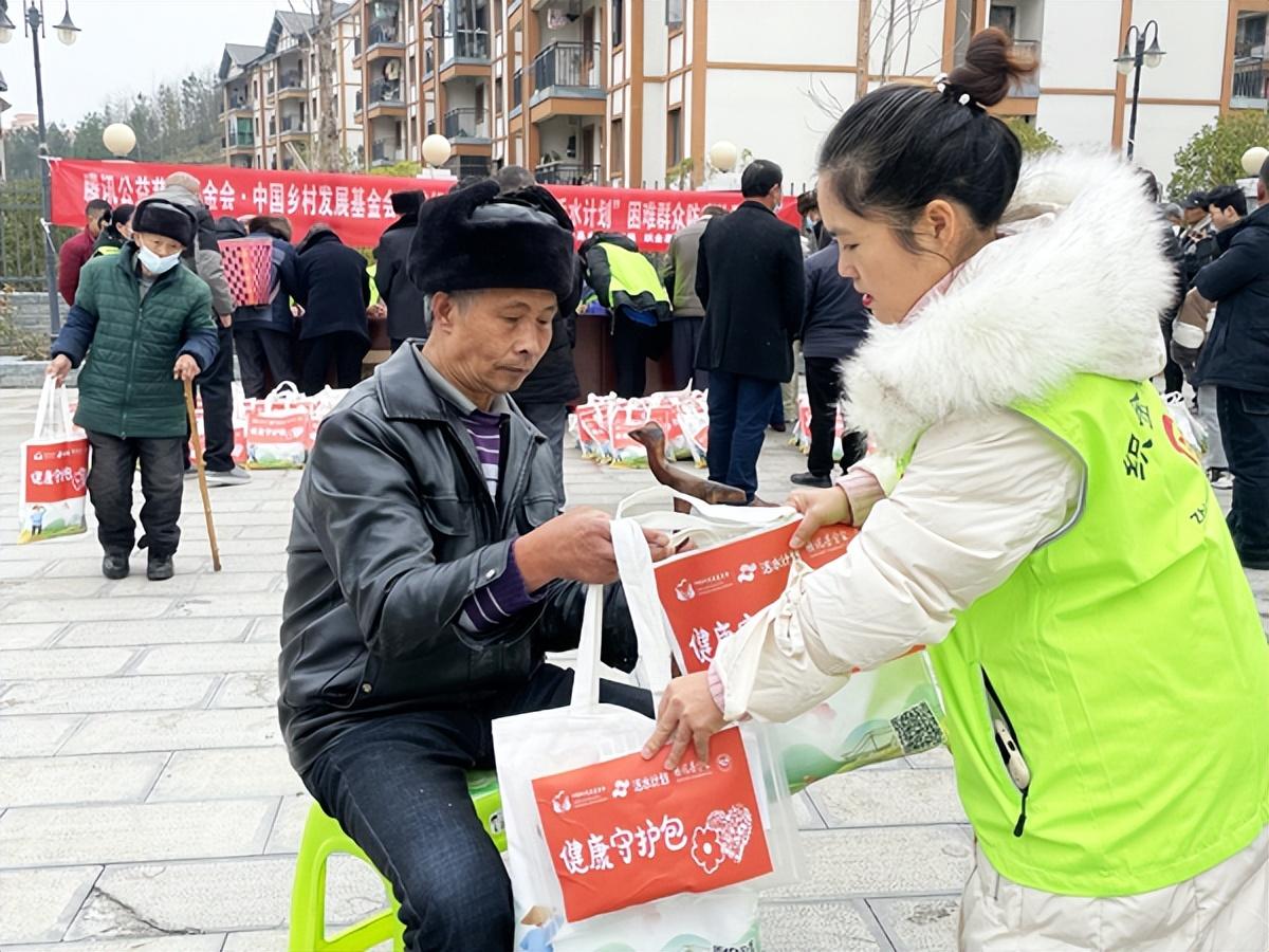 织金县：2000份健康守护包让困难群众春节温暖又健康