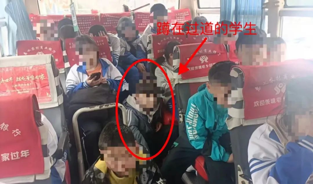 超员“黑校车”被查，交警怒斥司机：“你拿孩子生命开玩笑呢!”