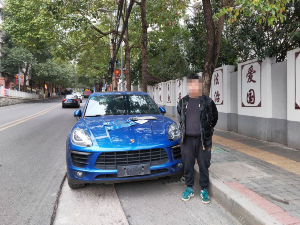 贵州交警：“神秘”豪车高峰期违停，民警从后备箱发现“真猫腻”