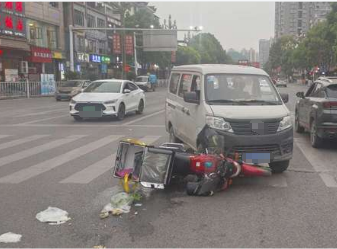 二轮摩托车闯红灯被撞!蜀黍：摩托车负全责~