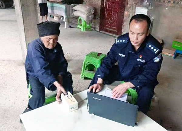 贵州省惠水县：三槽”布依警察梁辉   服务好一方百姓 守护好一方平安