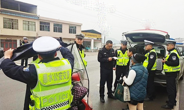 贵州省惠水县交警筑牢冬季道路交通事故防线