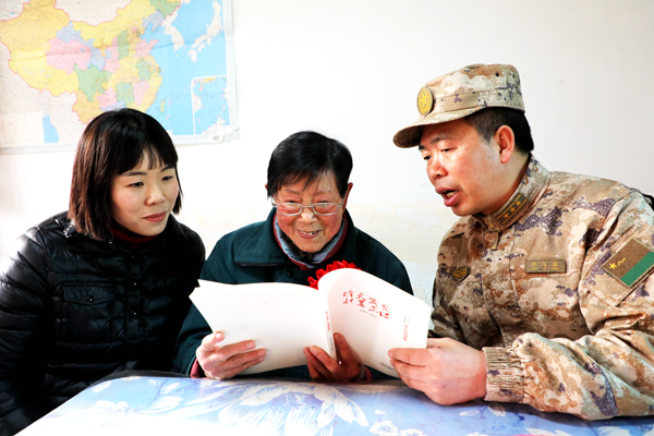 七星关区人武部春节慰问给抗美援朝老兵送画册及故事集