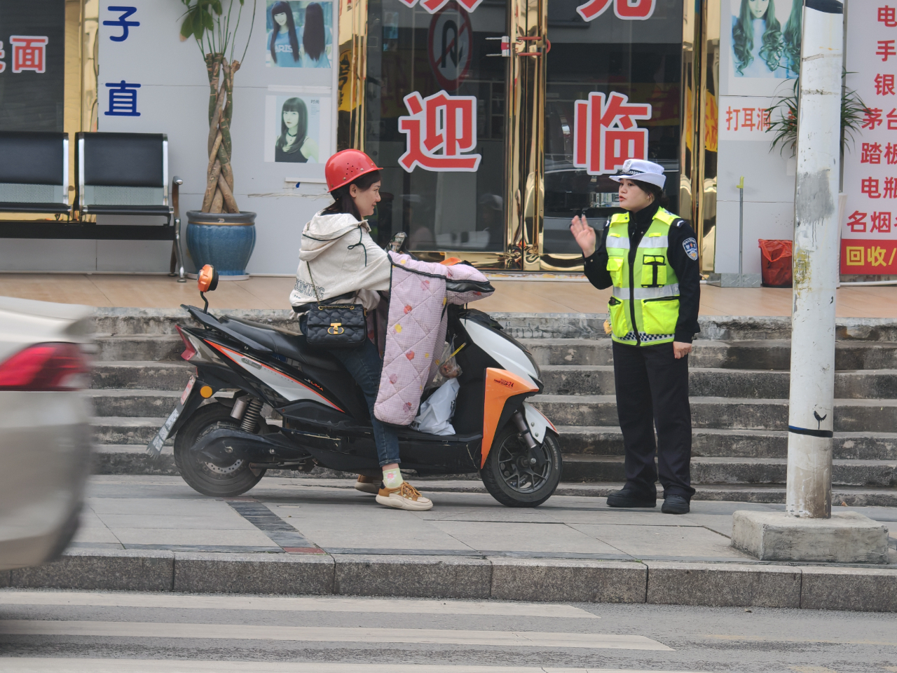 您只管诗和远方，贵州惠水交警为您保畅护安