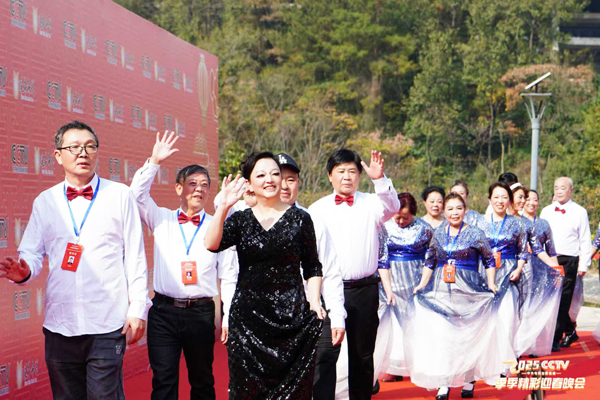 《筑爱家园唱响感恩之歌：爱与希望的传递》
